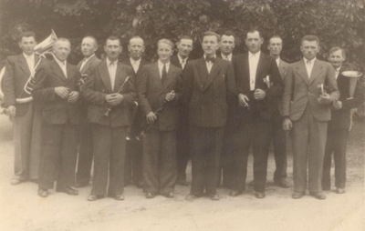 Časť členov dychovky v roku 1944 s dirigentom Jánom Šimkom